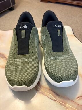 Kizik Men’s Athens Olive Green Hands Free Sneakers Sz 7.5 Wide EUC